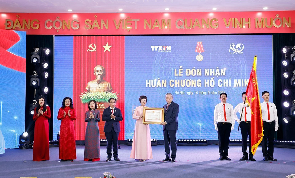 Party General Secretary To Lam presents Ho Chi Minh Order to Vietnam News Agency (Photo: VNA)
