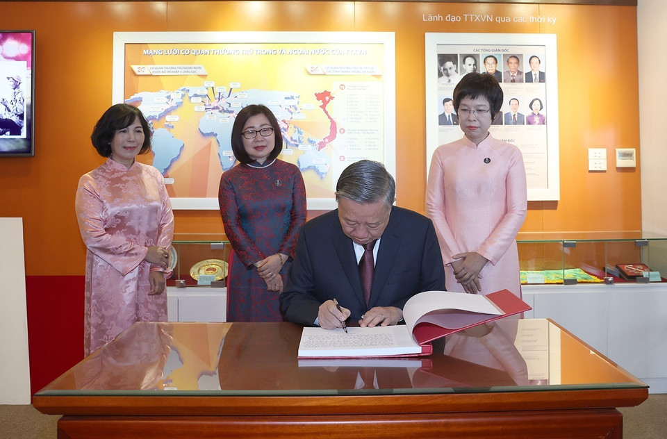Party General Secretary To Lam writes an inscription in the traditional room of the Vietnam News Agency. (Photo: VNA)