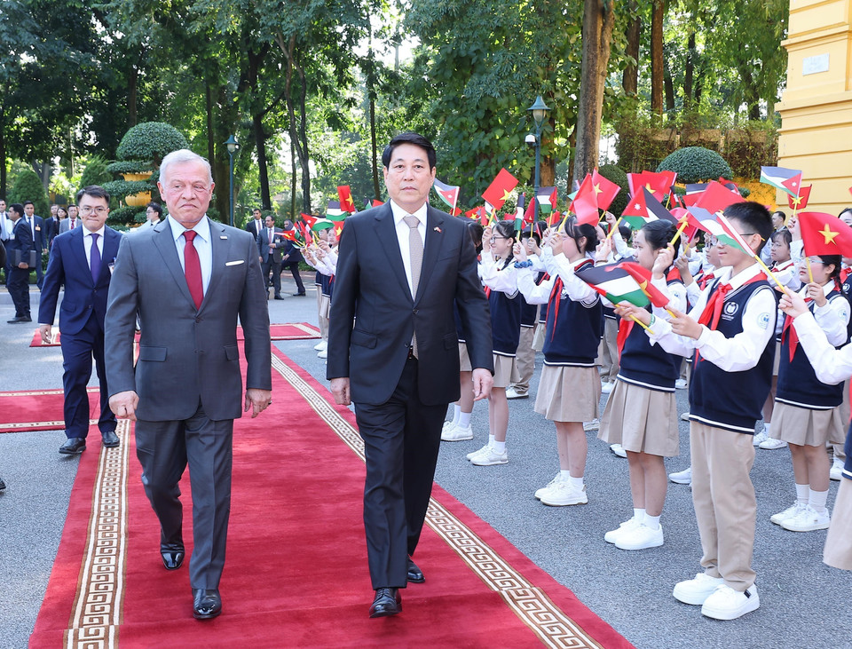 Children in Hanoi welcome King Abdullah II ibn Al Hussein of the Hashemite Kingdom of Jordan on his official visit to Vietnam. (Photo: Lam Khanh – VNA)