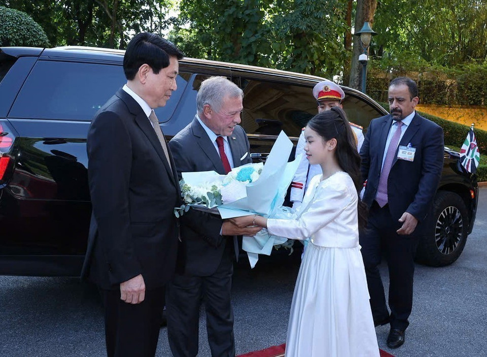 Children in Hanoi present flowers to King Abdullah II ibn Al Hussein during the welcome ceremony. (Photo: Lam Khanh – VNA)