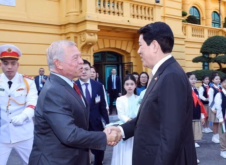 State President Luong Cuong welcomes King Abdullah II ibn Al Hussein of the Hashemite Kingdom of Jordan. (Photo: Lam Khanh – VNA)