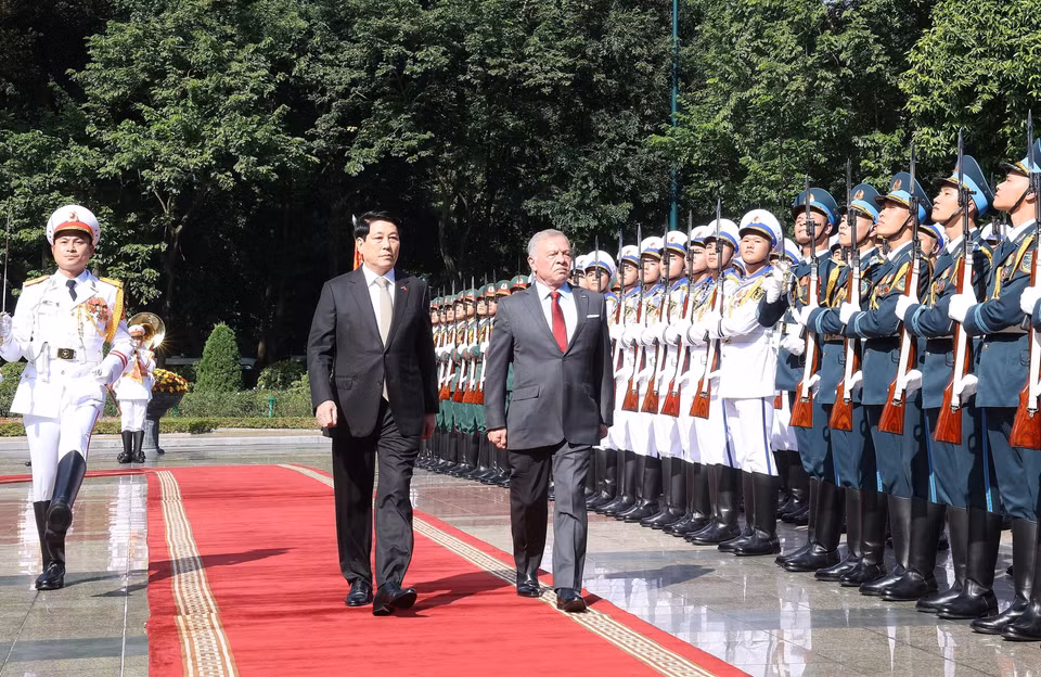 State President Luong Cuong and King Abdullah II ibn Al Hussein of the Hashemite Kingdom of Jordan review the honor guard of the Vietnam People’s Army. (Photo: Lam Khanh – VNA)