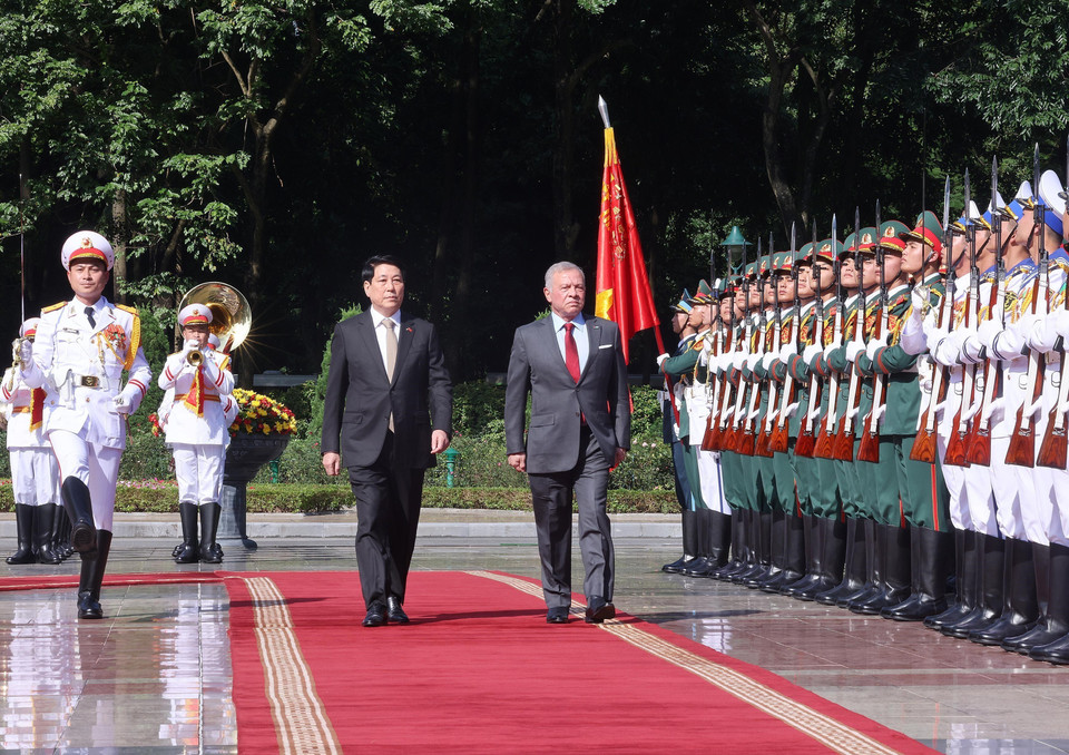 State President Luong Cuong and King Abdullah II ibn Al Hussein of the Hashemite Kingdom of Jordan review the honor guard of the Vietnam People’s Army. (Photo: Lam Khanh – VNA)