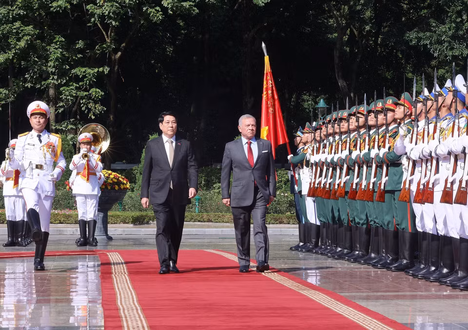 State President Luong Cuong and King Abdullah II ibn Al Hussein of the Hashemite Kingdom of Jordan review the honor guard of the Vietnam People’s Army. (Photo: Lam Khanh – VNA)