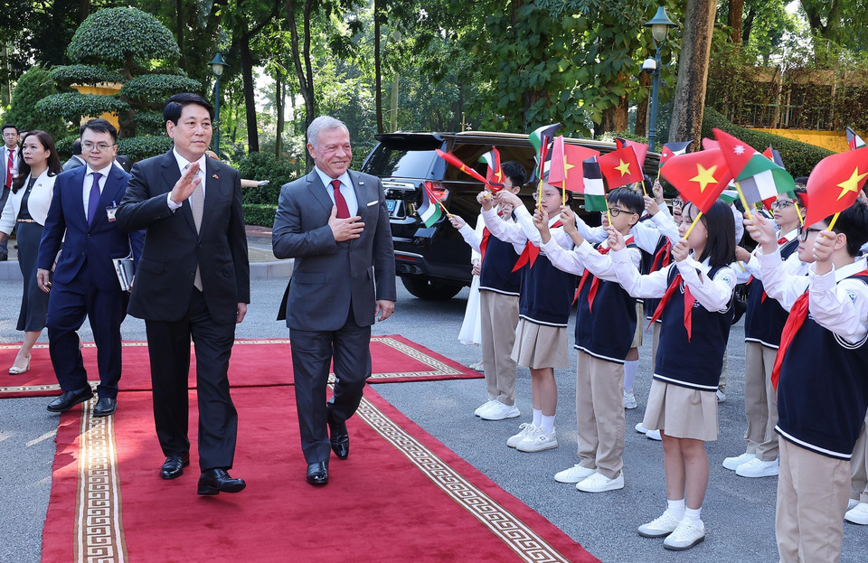 Children in Hanoi welcome King Abdullah II ibn Al Hussein of the Hashemite Kingdom of Jordan on his official visit to Vietnam. (Photo: Lam Khanh – VNA)