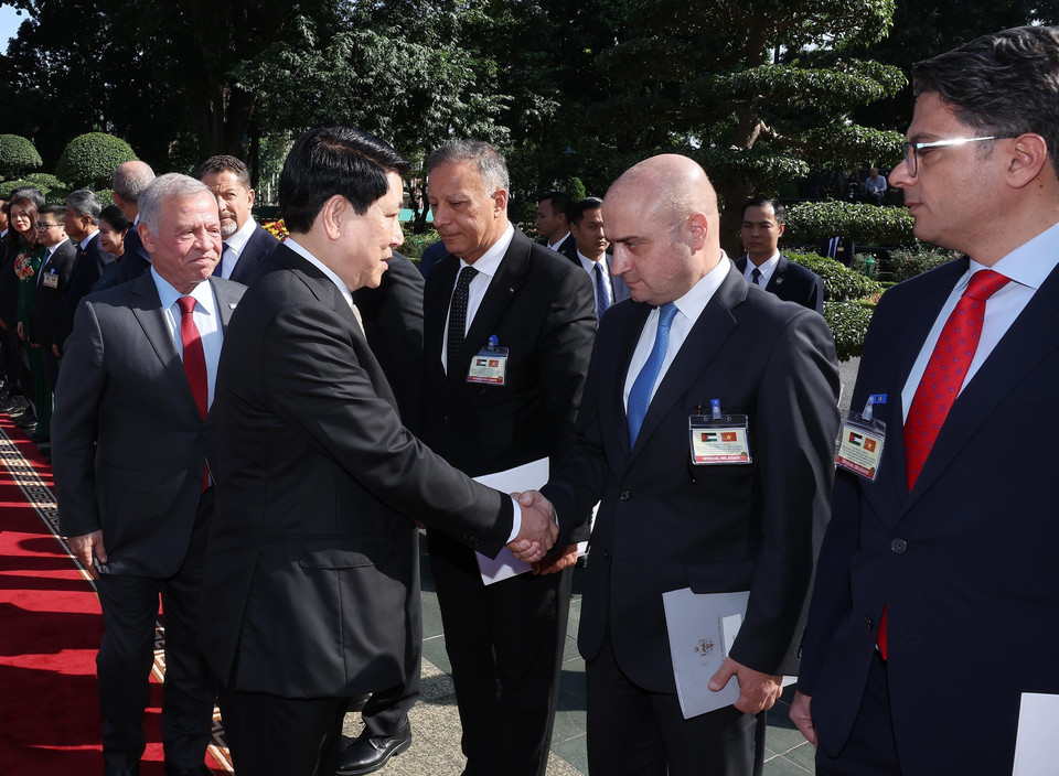 State President Luong Cuong shakes hands with members of the Jordanian delegation. (Photo: Lam Khanh – VNA)
