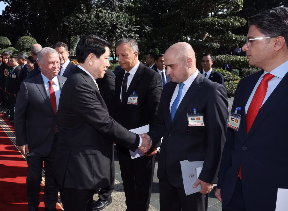 State President Luong Cuong shakes hands with members of the Jordanian delegation. (Photo: Lam Khanh – VNA)