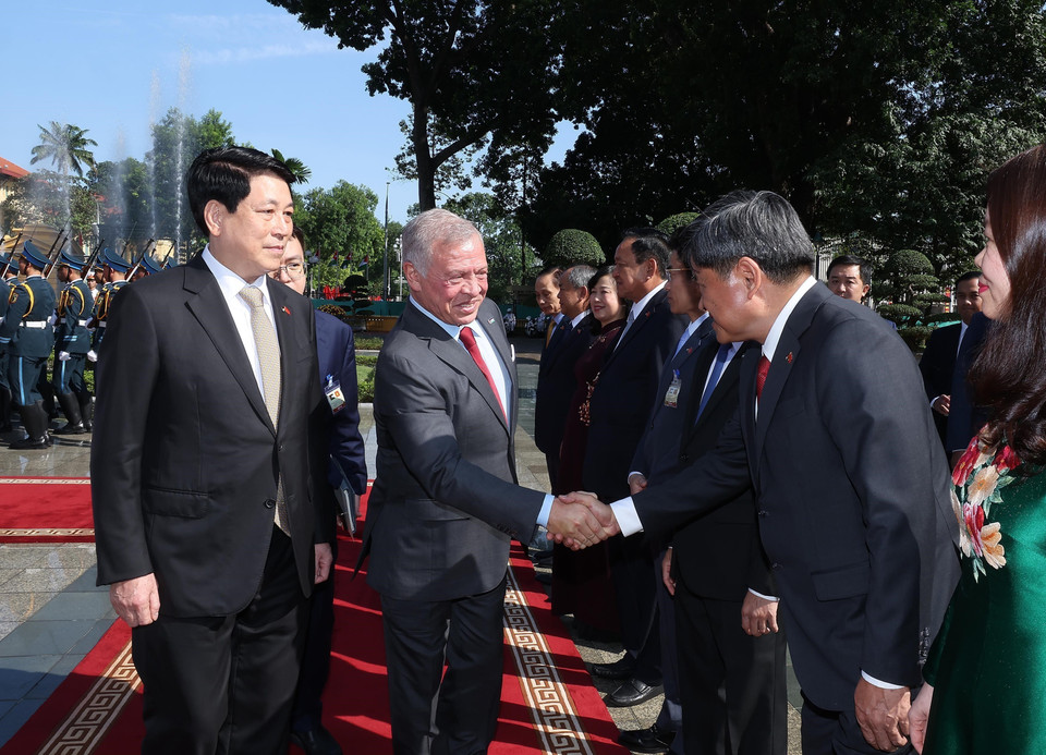 State President Luong Cuong introduces members of the Vietnamese delegation to King Abdullah II ibn Al Hussein of the Hashemite Kingdom of Jordan. (Photo: Lam Khanh – VNA)