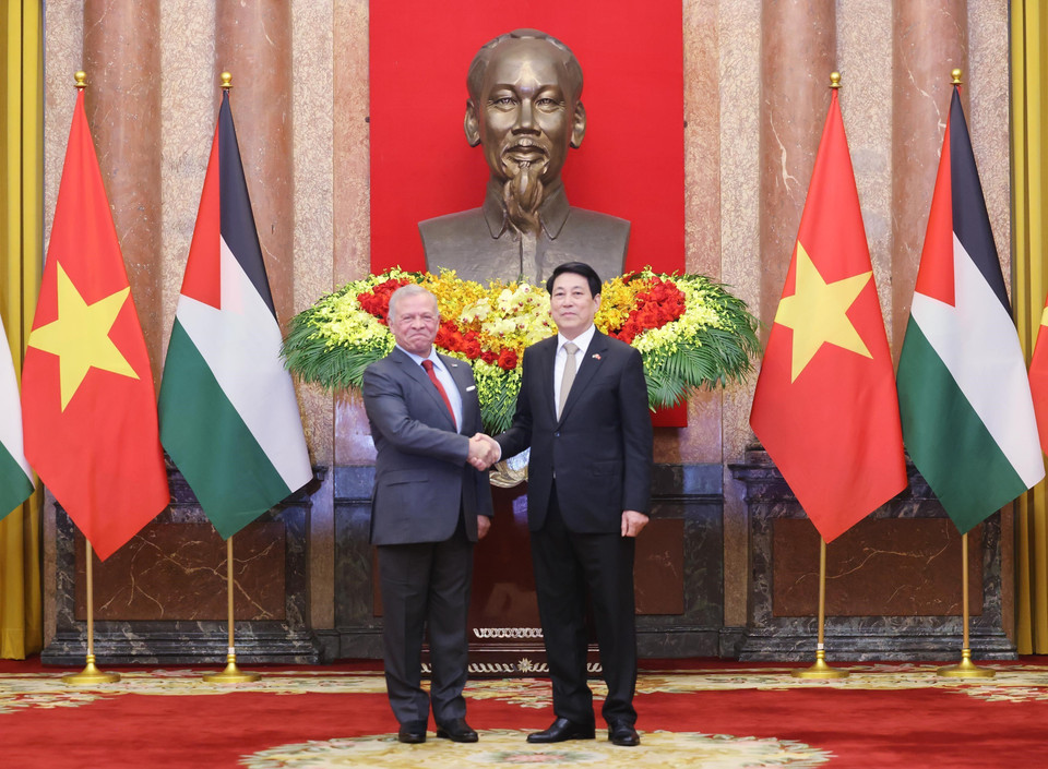 State President Luong Cuong and King Abdullah II ibn Al Hussein of the Hashemite Kingdom of Jordan pose for a photo. (Photo: Lam Khanh – VNA)
