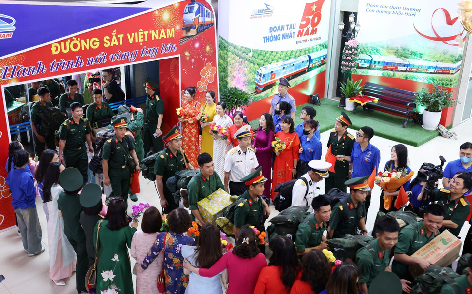 Officers and soldiers receive a warm welcome from Ministry of National Defence officials and the public at Hanoi Station. (Photo: Quoc Khanh – VNA)