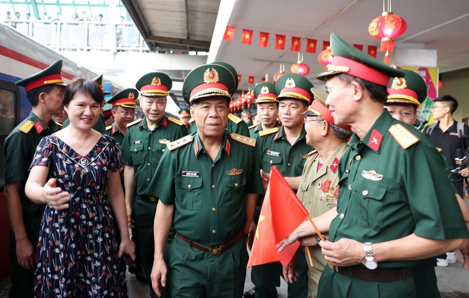 Colonel General Nguyen Van Nghia, Deputy Chief of the General Staff of the Vietnam People’s Army, arrives at Hanoi Station to greet the returning delegation. (Photo: Quoc Khanh – VNA)