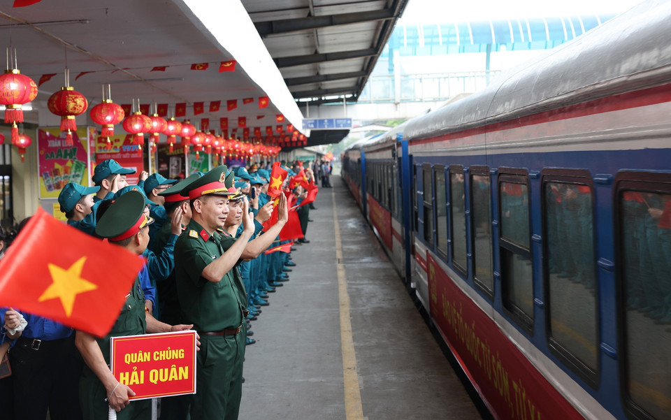 Train SE66 arrives at Hanoi Station, bringing home parade troops greeted with cheers from defence leaders and local residents. (Photo: Quoc Khanh – VNA)