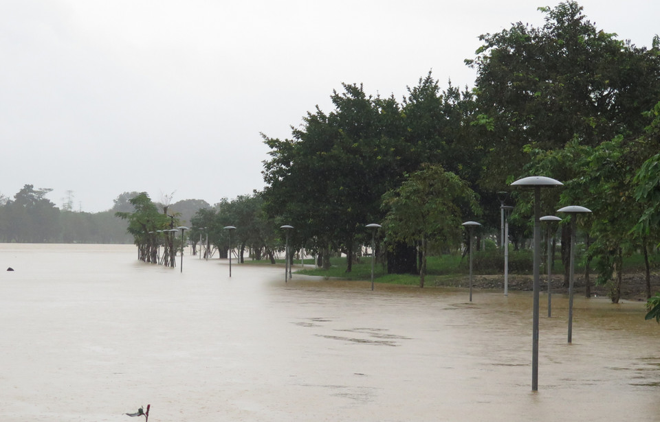 The pedestrian walkway along the southern bank of the Huong River in Hue City is flooded as river levels rose on the morning of November 17. (Photo: Nguyen Ly – VNA)