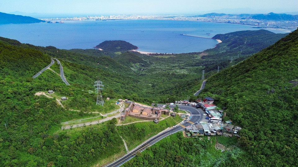 From the relic site Hai Van Gate, visitors can enjoy panoramic views of Da Nang Bay. (Photo: Thanh Tung – VNA)