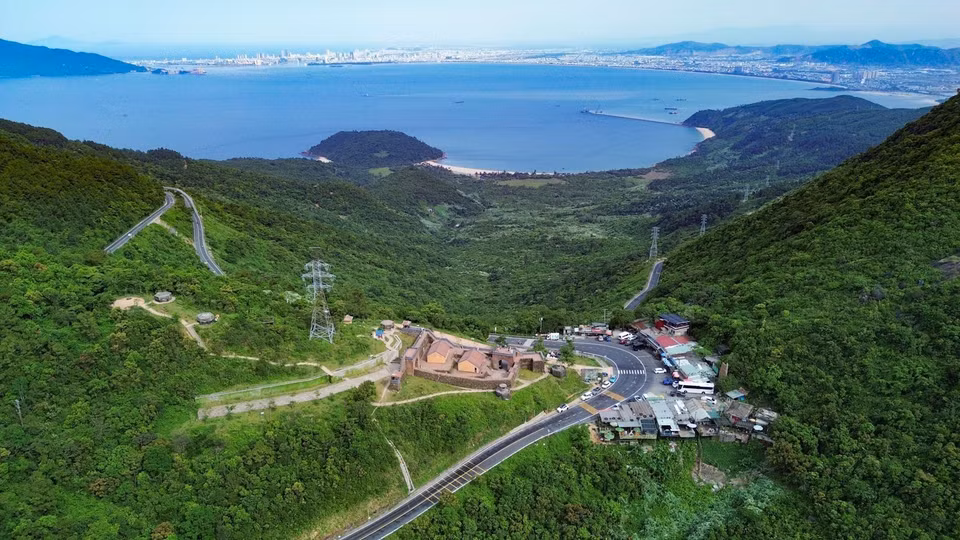 From the relic site Hai Van Gate, visitors can enjoy panoramic views of Da Nang Bay. (Photo: Thanh Tung – VNA)