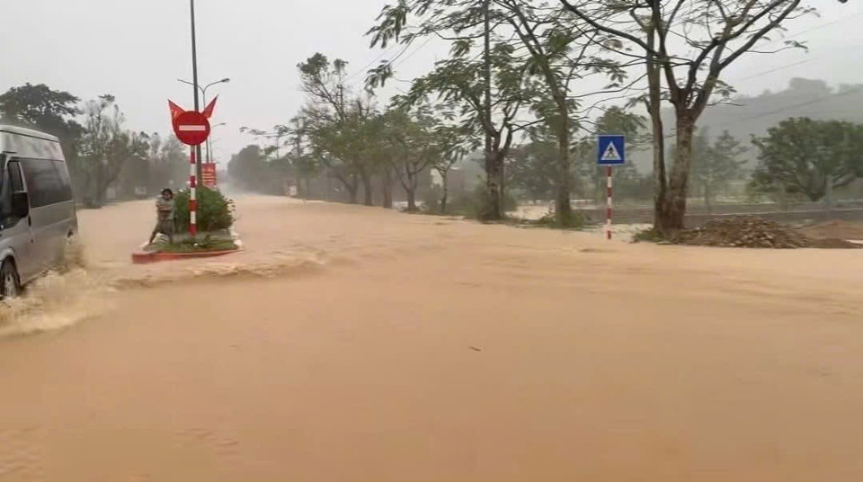 Several roads in A Luoi 3 Commune are flooded with fast-flowing water due to heavy rain. (Photo: VNA released)
