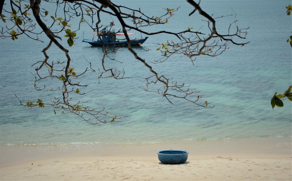 Son Cha Island features smooth white sands and crystal-clear waters, where vibrant coral reefs lie hidden beneath the surface, creating an enchanting natural scene. (Photo: Van Dung/VNA)