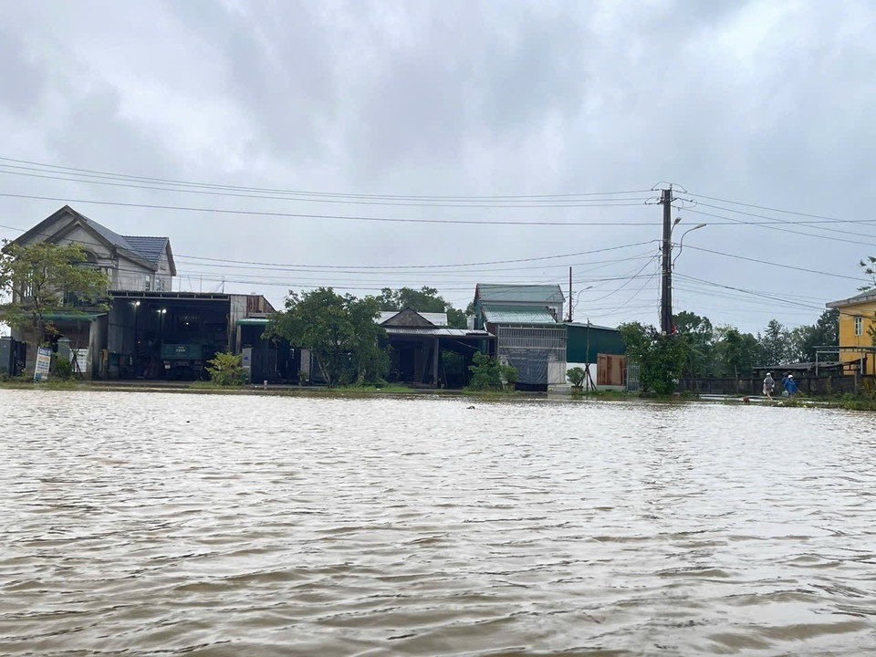Large parts of Quang Dien Commune are deeply flooded. (Photo: Mai Trang – VNA)
