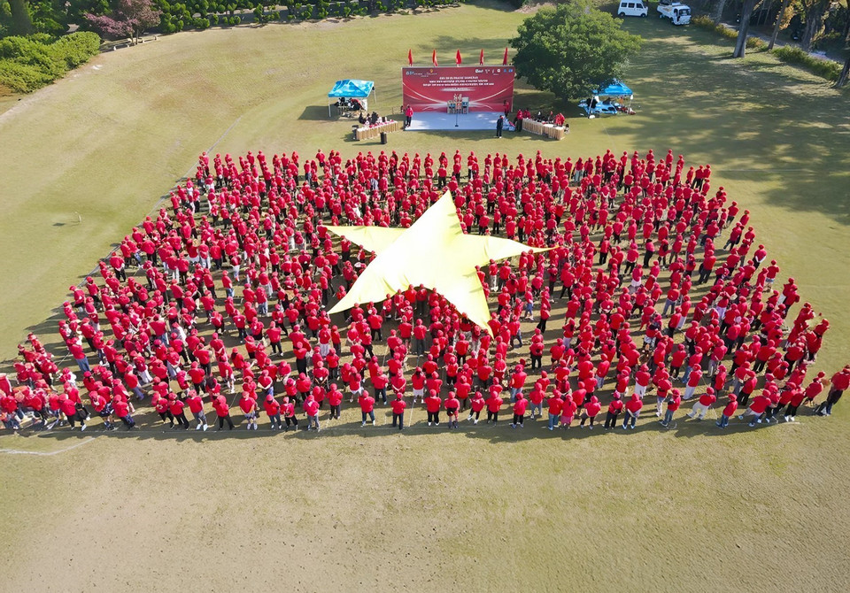 The Vietnamese national flag is formed by 15 groups representing 15 community segments, with more than 1,000 participants. (Photo: Xuan Giao – VNA)