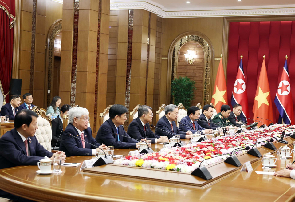 General Secretary To Lam and the Vietnamese high-level delegation at talks with General Secretary of the Workers’ Party of Korea and President of the State Affairs of the Democratic People’s Republic of Korea Kim Jong Un. (Photo: Thong Nhat – VNA)