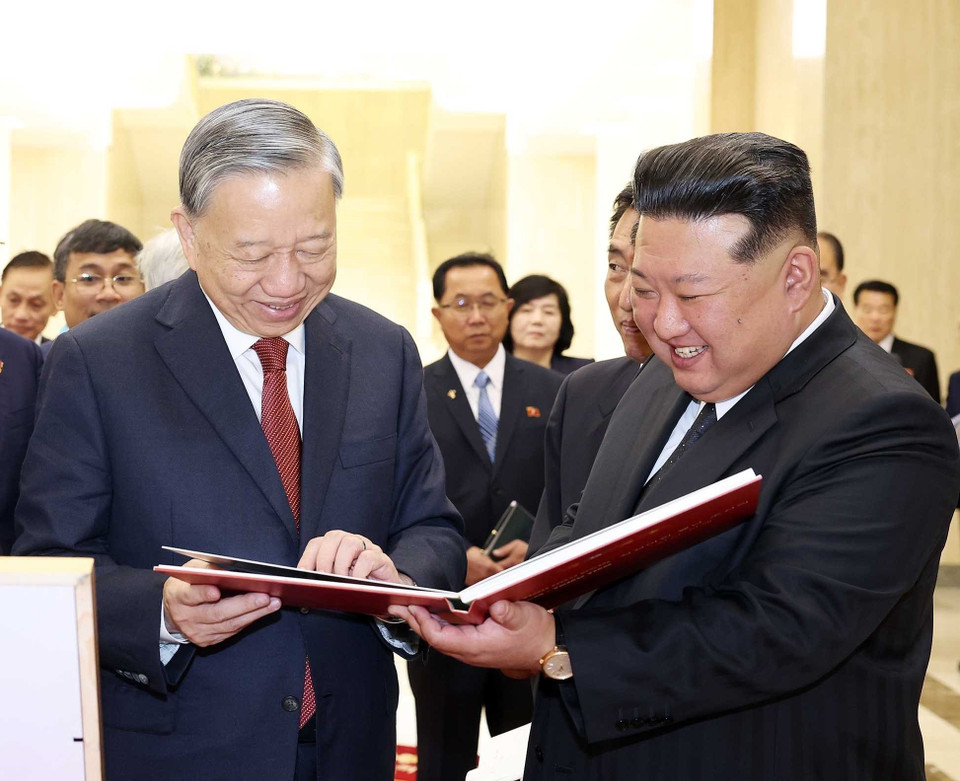 After the talks, General Secretary To Lam presents General Secretary of the Workers’ Party of Korea and President of the State Affairs of the Democratic People’s Republic of Korea Kim Jong Un with the photo book “Deep Vietnam–DPRK Friendship.” (Photo: Thong Nhat – VNA)