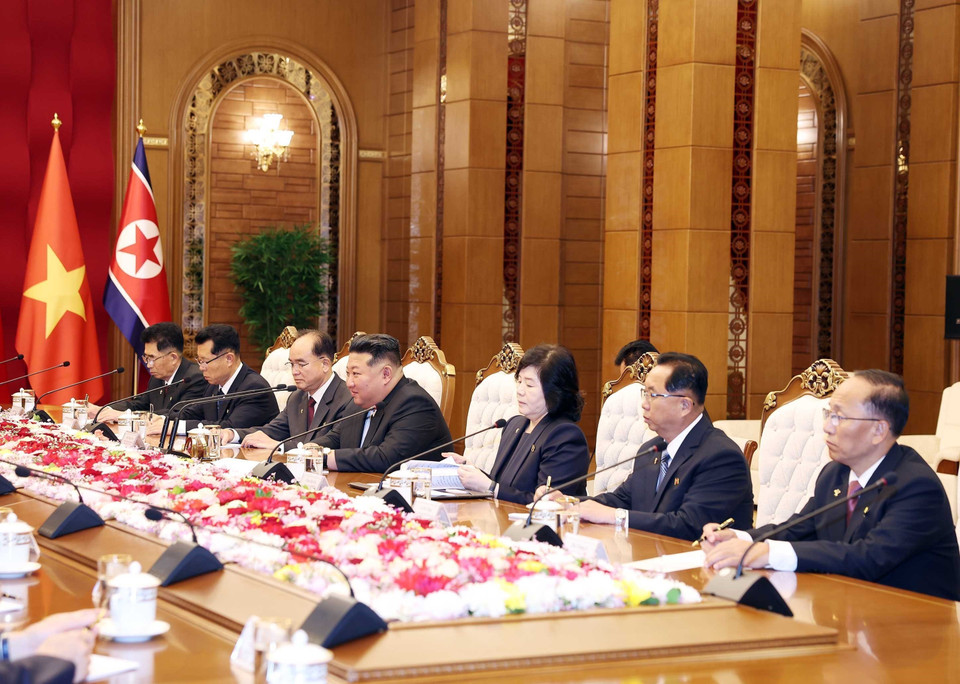 General Secretary of the Workers’ Party of Korea and President of the State Affairs of the Democratic People’s Republic of Korea Kim Jong Un and the DPRK high-level delegation at talks with General Secretary To Lam. (Photo: Thong Nhat – VNA)