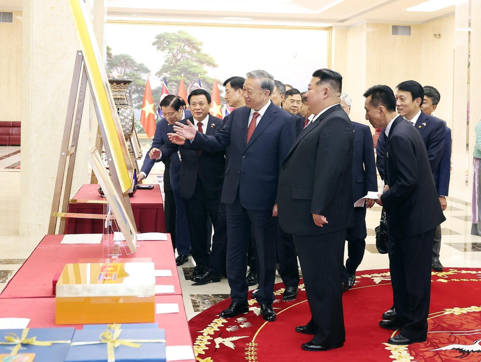 Party General Secretary To Lam and General Secretary of the Workers’ Party of Korea and President of the State Affairs of the Democratic People’s Republic of Korea Kim Jong Un exchange gifts. (Photo: Thong Nhat – VNA)