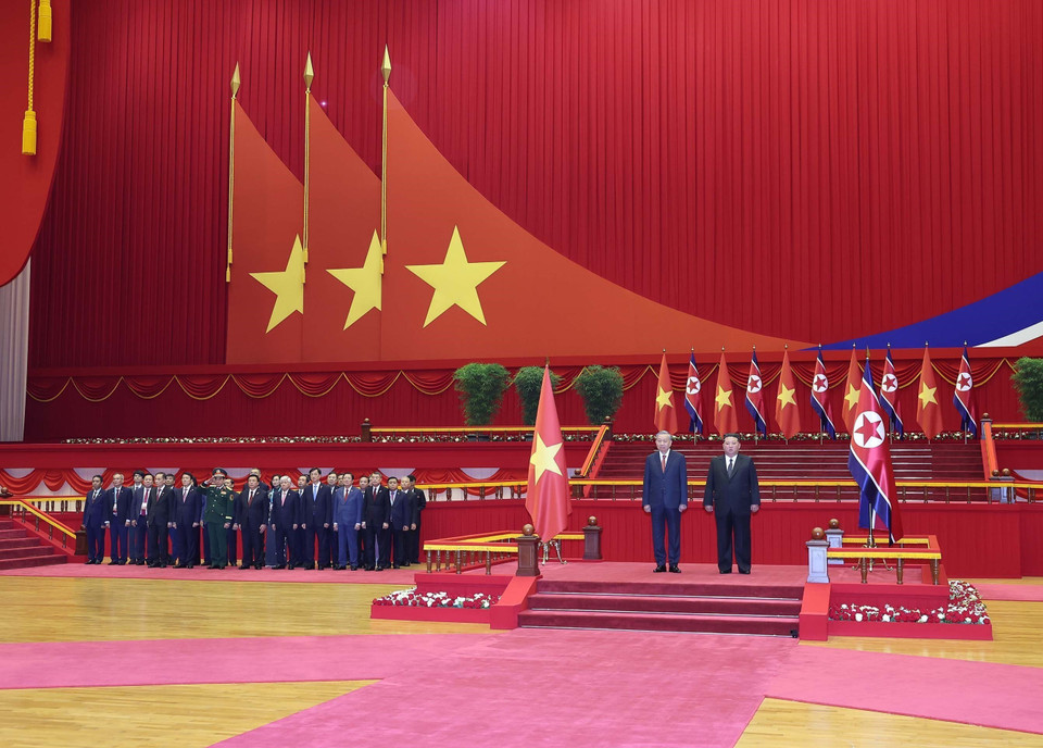 General Secretary To Lam and General Secretary of the Workers’ Party of Korea and President of the State Affairs of the Democratic People’s Republic of Korea Kim Jong Un stand on the ceremonial platform as the military band plays the national anthems of both countries. (Photo: Thong Nhat – VNA)
