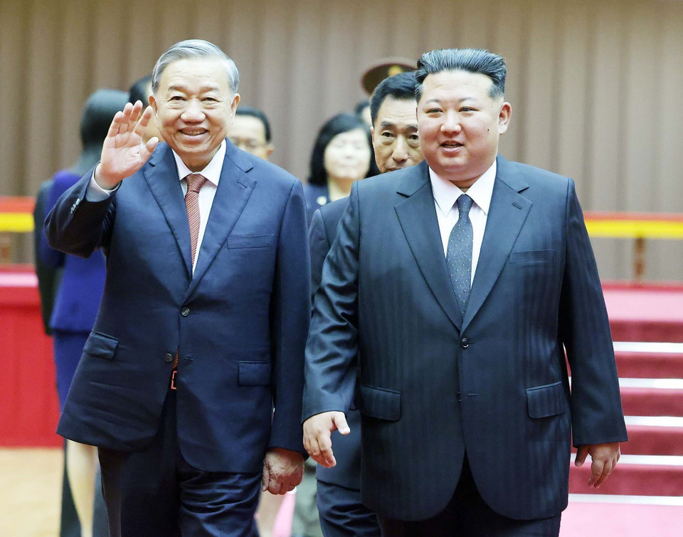 General Secretary of the Communist Party of Vietnam Central Committee To Lam (right) and General Secretary of the Workers’ Party of Korea and President of the State Affairs of the Democratic People's Republic of Korea Kim Jong Un at the welcome ceremony. (Photo: Thong Nhat – VNA)