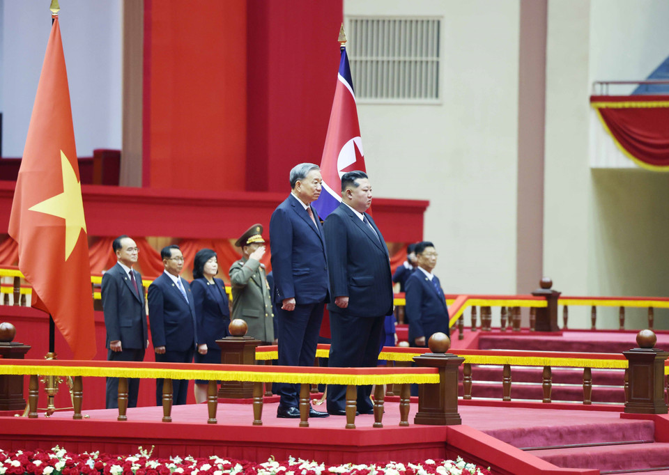 General Secretary To Lam and General Secretary of the Workers’ Party of Korea and President of the State Affairs of the Democratic People’s Republic of Korea Kim Jong Un stand on the ceremonial platform as the military band plays the national anthems of both countries. (Photo: Thong Nhat – VNA)