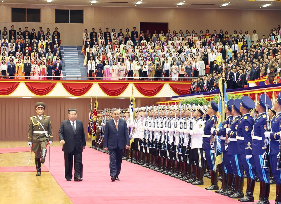 General Secretary of the Communist Party of Vietnam Central Committee To Lam (right) and General Secretary of the Workers’ Party of Korea and President of the State Affairs of the Democratic People's Republic of Korea Kim Jong Un review the guard of honour at the welcome ceremony in Pyongyang on October 9 morning. (Photo: VNA)