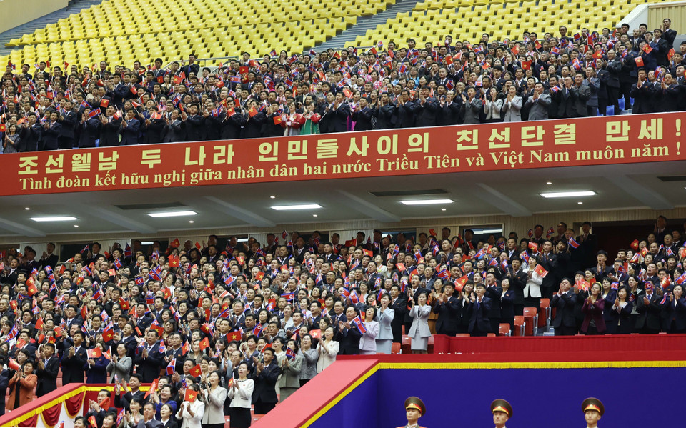 DPRK citizens attend the welcome ceremony for General Secretary To Lam on his state visit to the DPRK. (Photo: Thong Nhat – VNA)