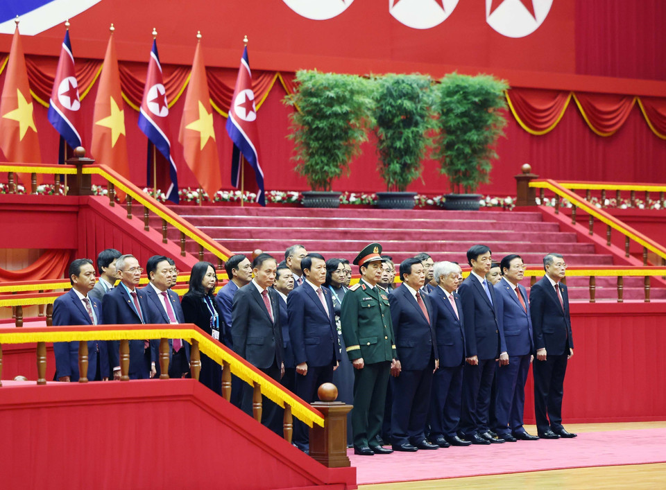 Official members of the Vietnamese high-level delegation attend the welcome ceremony. (Photo: Thong Nhat – VNA)