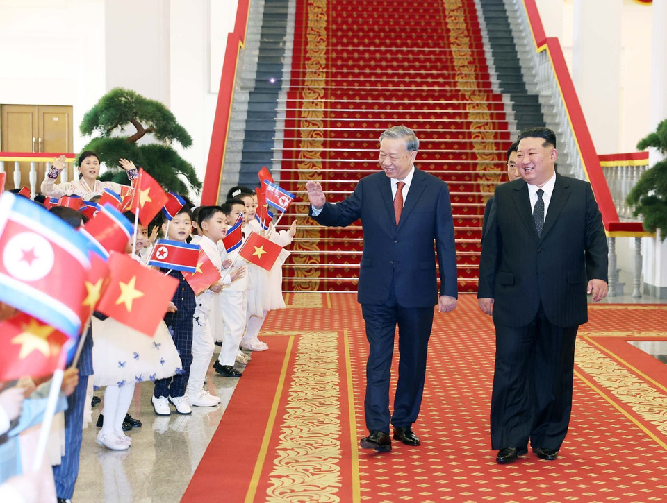 General Secretary of the Communist Party of Vietnam Central Committee To Lam (right) and General Secretary of the Workers’ Party of Korea and President of the State Affairs of the Democratic People's Republic of Korea Kim Jong Un at the welcome ceremony. (Photo: Thong Nhat – VNA)