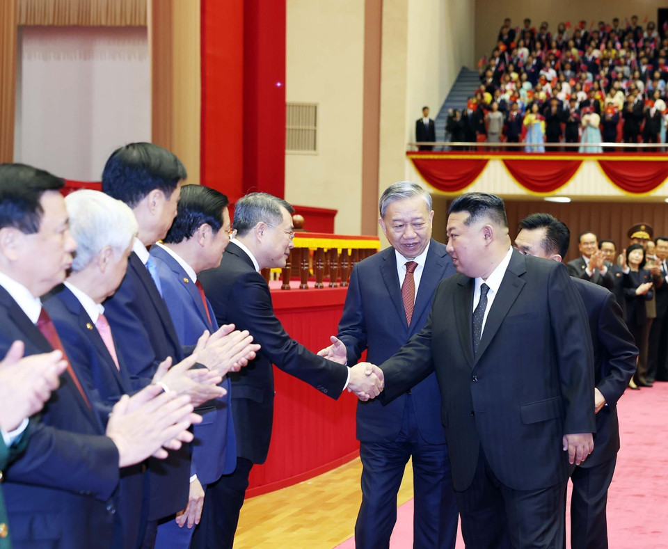 General Secretary To Lam introduces official members of the Vietnamese high-level delegation to General Secretary of the Workers’ Party of Korea and President of the State Affairs of the Democratic People’s Republic of Korea Kim Jong Un. (Photo: Thong Nhat – VNA)