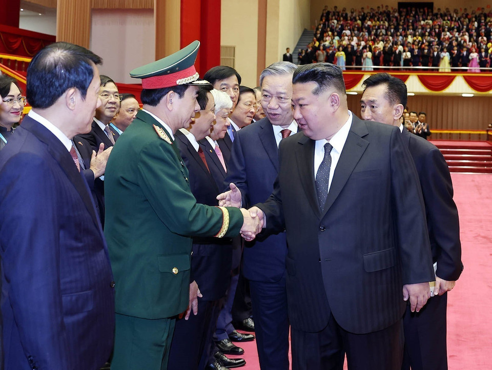 General Secretary To Lam introduces official members of the Vietnamese high-level delegation to General Secretary of the Workers’ Party of Korea and President of the State Affairs of the Democratic People’s Republic of Korea Kim Jong Un. (Photo: Thong Nhat – VNA)