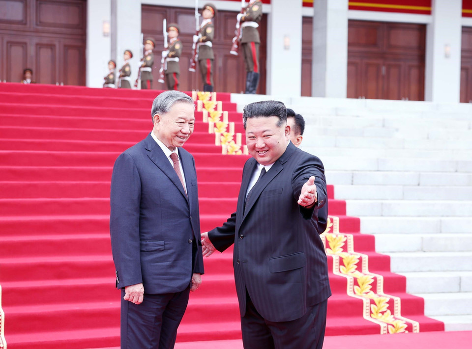 General Secretary of the Workers’ Party of Korea and President of the State Affairs of the Democratic People’s Republic of Korea Kim Jong Un welcomes General Secretary To Lam. (Photo: Thong Nhat – VNA)