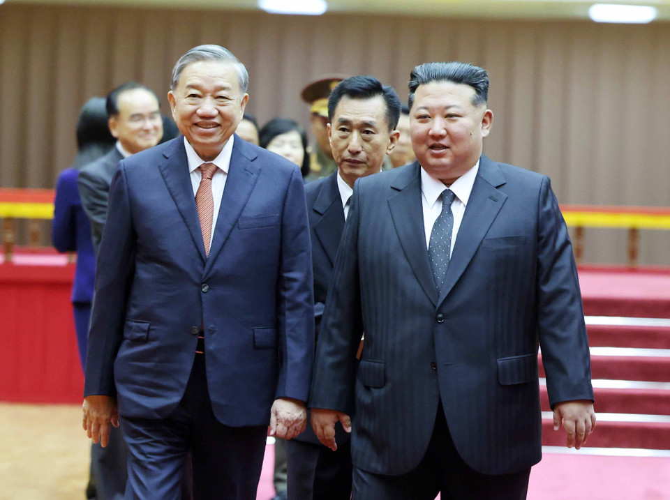 General Secretary of the Workers’ Party of Korea and President of the State Affairs of the Democratic People’s Republic of Korea Kim Jong Un welcomes General Secretary To Lam. (Photo: Thong Nhat – VNA)