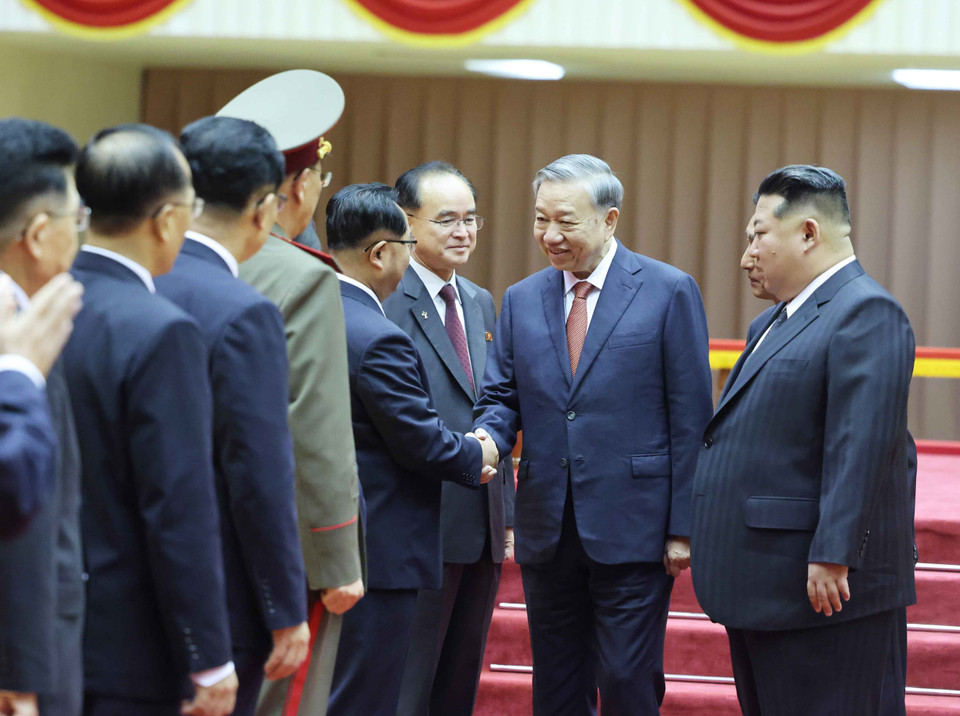 General Secretary of the Workers’ Party of Korea and President of the State Affairs of the Democratic People's Republic of Korea Kim Jong Un introduces members of the DPRK high-level delegation to General Secretary To Lam. (Photo: Thong Nhat – VNA)