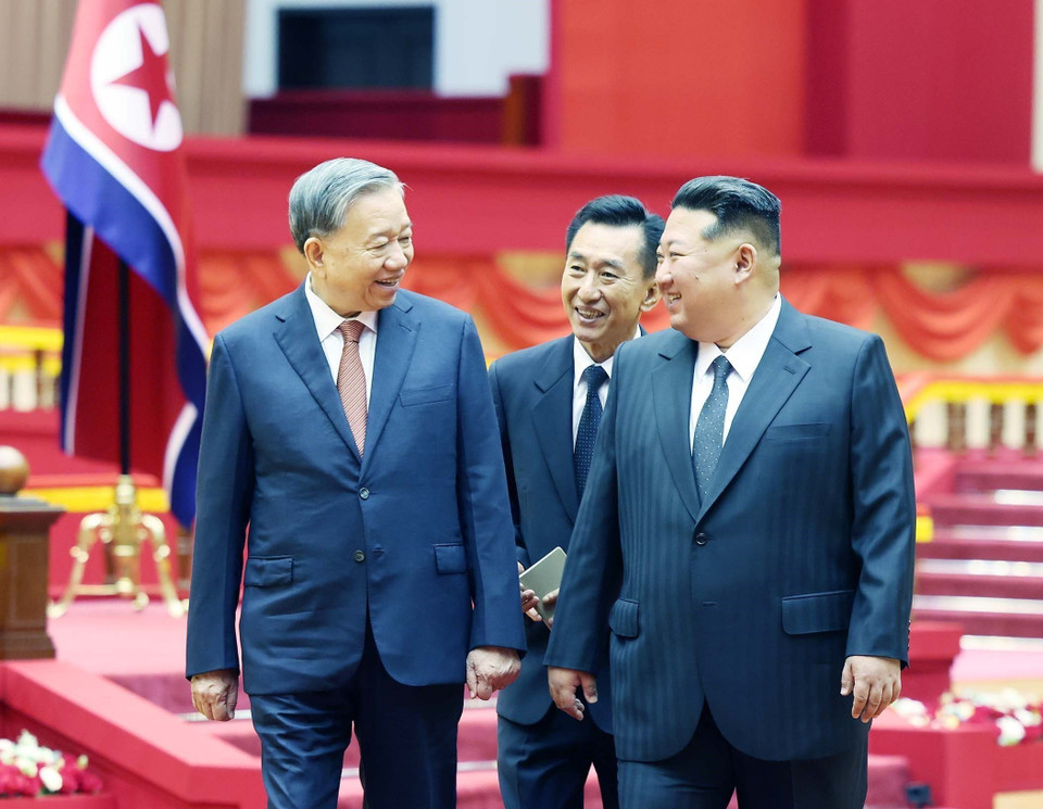 General Secretary of the Workers’ Party of Korea and President of the State Affairs of the Democratic People’s Republic of Korea Kim Jong Un welcomes General Secretary To Lam. (Photo: Thong Nhat – VNA)
