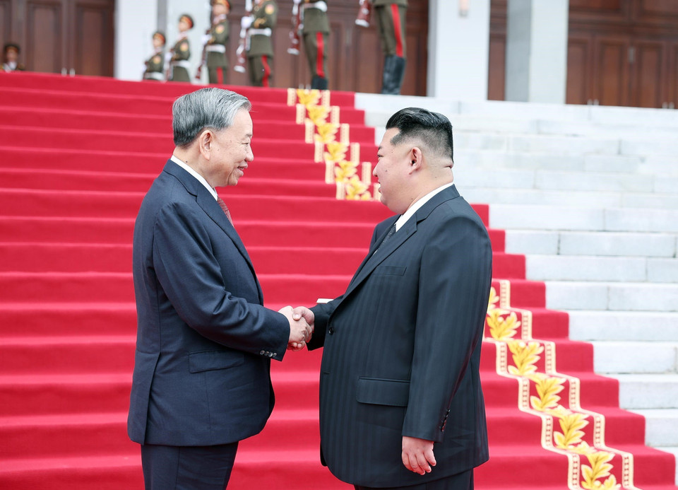 General Secretary of the Workers’ Party of Korea and President of the State Affairs of the Democratic People’s Republic of Korea Kim Jong Un welcomes General Secretary To Lam. (Photo: Thong Nhat – VNA)
