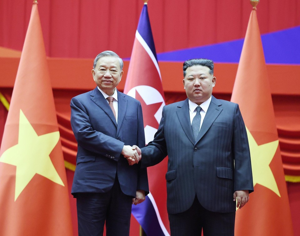 General Secretary of the Workers’ Party of Korea and President of the State Affairs of the Democratic People’s Republic of Korea Kim Jong Un welcomes General Secretary To Lam. (Photo: Thong Nhat – VNA)