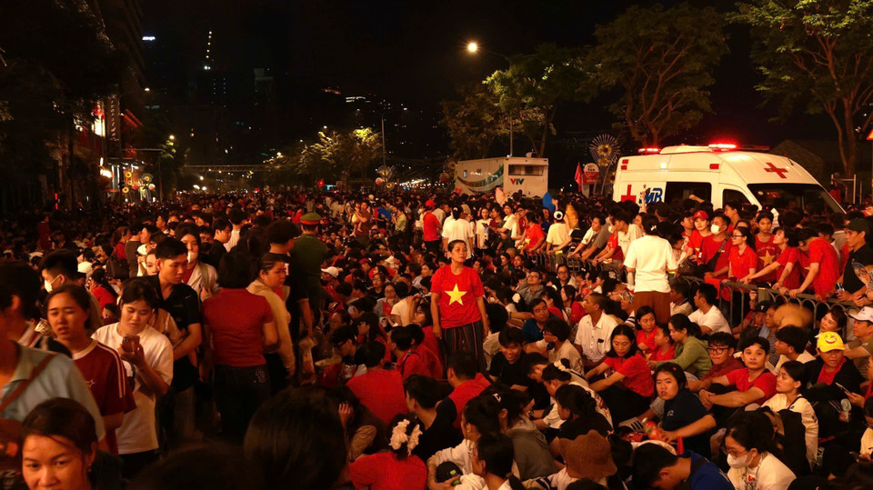 Thousands gather at Bach Dang Wharf Park from April 29 night to secure a view of the celebration on the morning of April 30. (Photo: Quang Chau - VNA)