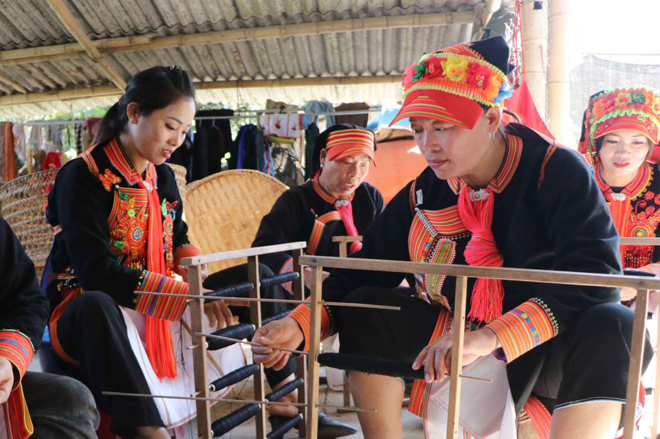 Dao women spin yarn and sew their own traditional costumes. (Photo: Nguyen Oanh – VNA)