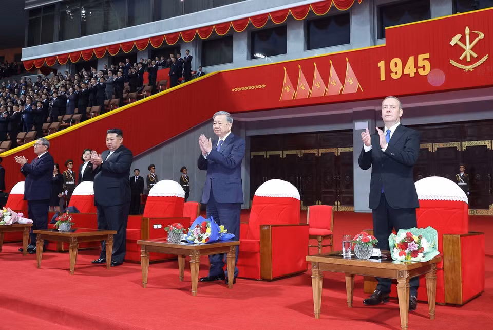 (From left) Chinese Premier Li Qiang, WPK General Secretary and President of the State Affairs of the DPRK Kim Jong Un, Party General Secretary To Lam and Chairman of the United Russia Party and Deputy Chairman of the Security Council of the Russian Federation Dmitry Medvedev attend the performance. (Photo: Thong Nhat – VNA)