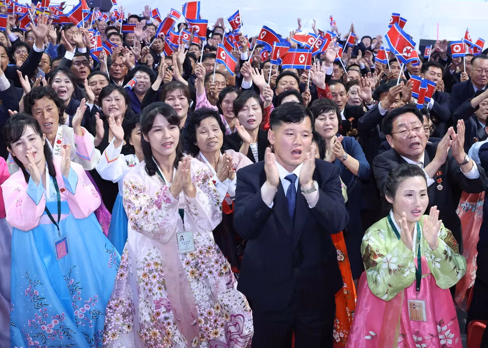 DPRK citizens attend the art performance. (Photo: Thong Nhat – VNA)