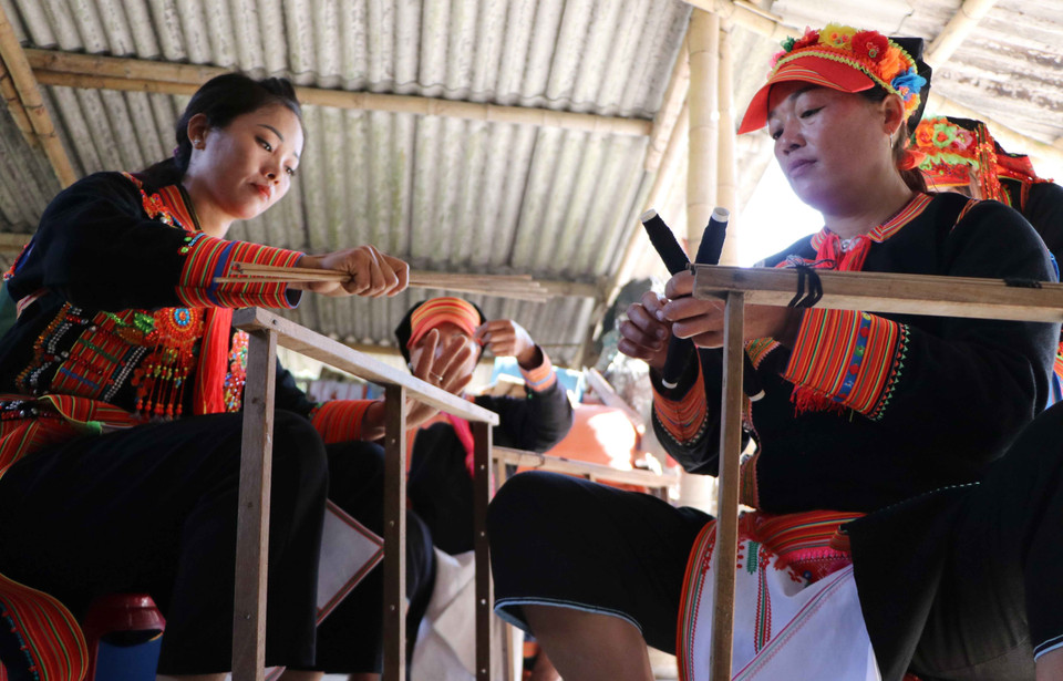 Threads are separated and formed into individual bundles. (Photo: Nguyen Oanh – VNA)