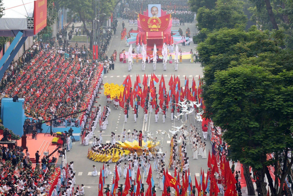 Art performance “The Radiant Land of Vietnam” Photo: VNA