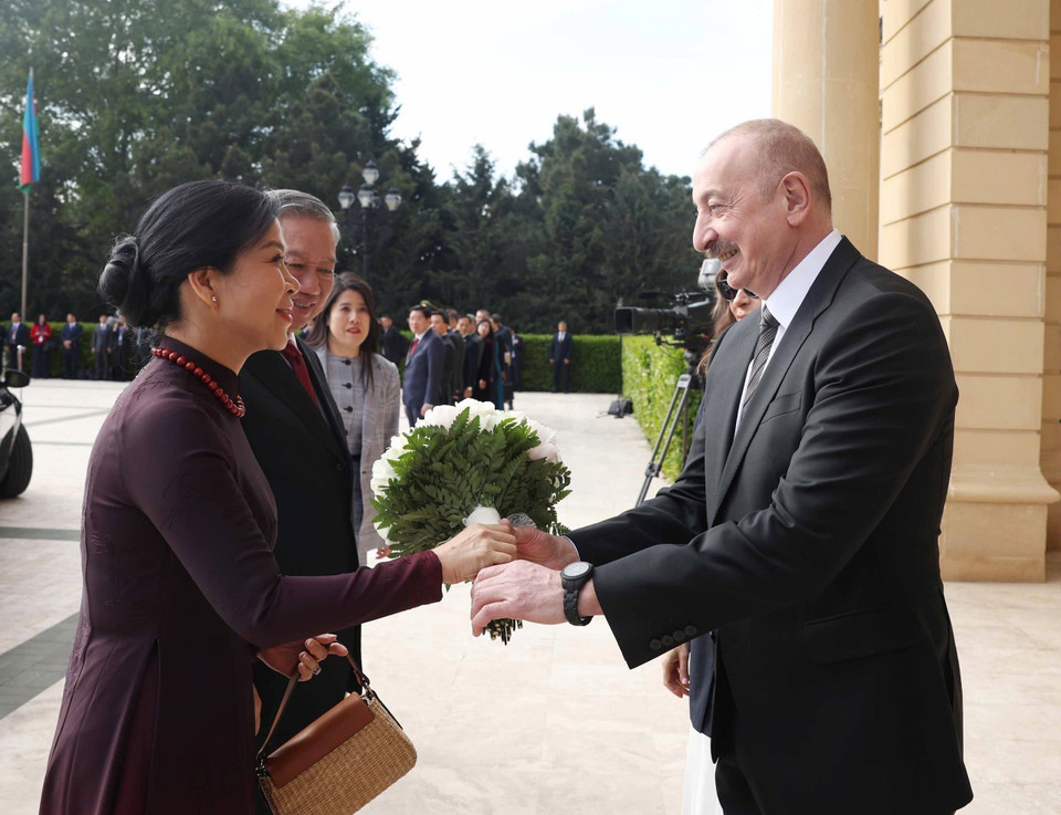 President Ilham Aliyev and his spouse welcome Party General Secretary To Lam and his spouse. (Photo: Thong Nhat – VNA)