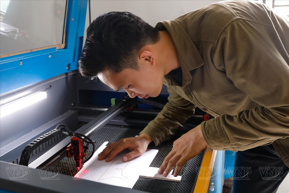 After completing the design, he uses a laser cutter for the model’s components. (Photo: Vietnam Pictorial)